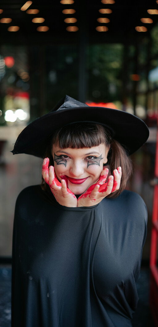 Lächlndes Mädchen als Hexe verkleidet