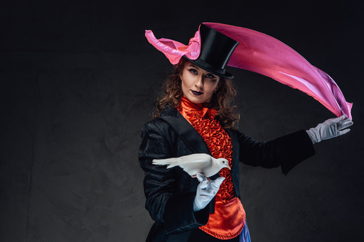 Magierinin in Zylinder zaubert mit Schal